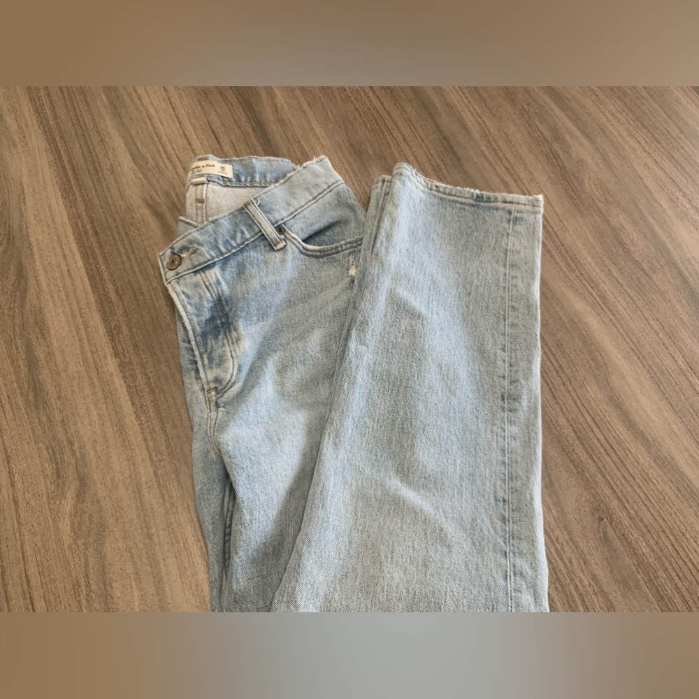 Abercrombie & Fitch 
The Dad High Rise Women Jeans- Size25/0